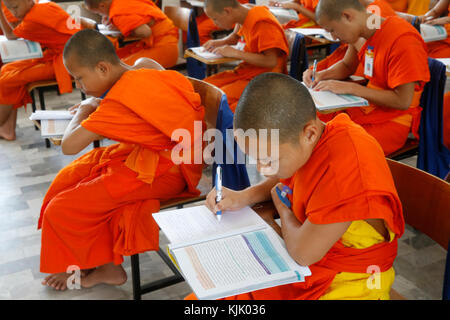 Mahachulalongkornrajavidalaya, Chiang Mai University Campus. Les étudiants inscrits à un examen. La Thaïlande. Banque D'Images