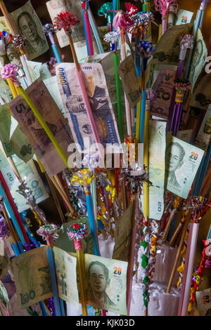 Offres d'argent en Wat Phra That Doi Suthep, Chiang Mai. La Thaïlande. Banque D'Images