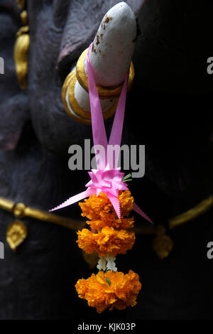 Détail d'une statue d'éléphant tout enguirlandés dans Wat Chedi Luang, Chiang Mai. La Thaïlande. Banque D'Images