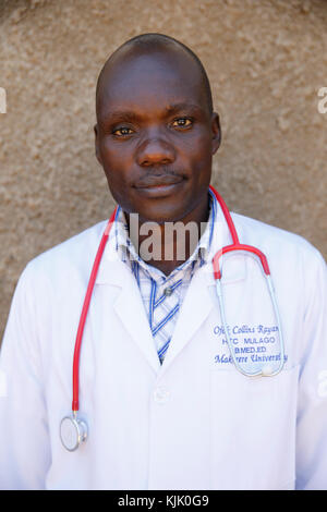 Centre médical de Bweyale géré par médecin Ojok Collins Rayan, qui a reçu 4 prêts de microfinance UMF et a étendu son commerce dans une boutique à la drogue Banque D'Images