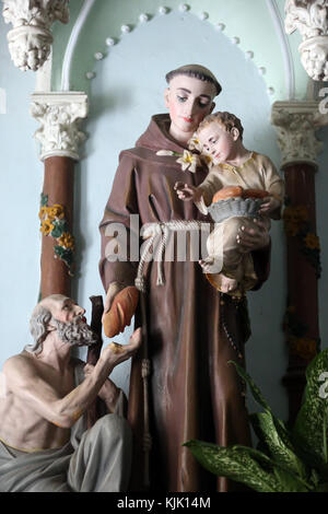 L'église de saint Philippe ( Huyen Sy Church ). Saint Antoine de Padoue avec l'Enfant Jésus donne du pain aux pauvres. Ho Chi Minh Ville. Le Vietnam. Banque D'Images