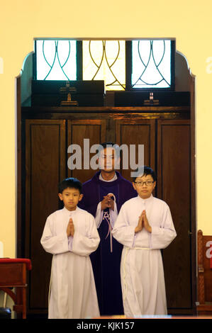 La cathédrale de Dalat. Messe catholique. Prêtre et servants. Dalat. Le Vietnam. Banque D'Images