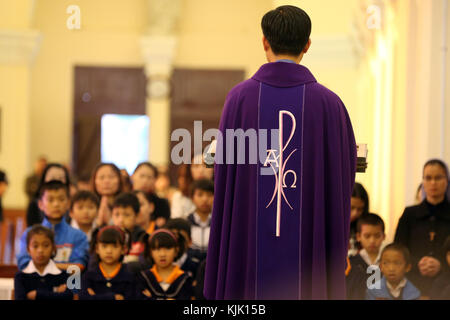 La cathédrale de Dalat. Messe catholique. Liturgie de la parole. Homélie. Prêtre. Dalat. Le Vietnam. Banque D'Images