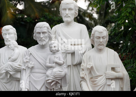 Magasin de vente d'articles religieux chrétiens. Saint Joseph et l'enfant Jésus statue en marbre. Ho Chi Minh Ville. Le Vietnam. Banque D'Images