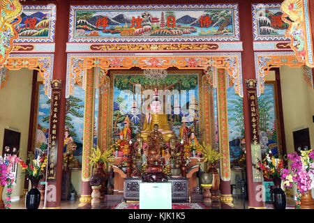 Buu Dai Chua pagode bouddhiste fils. Statue du Bouddha Sakyamuni sur l'autel principal. Danang. Le Vietnam. Banque D'Images