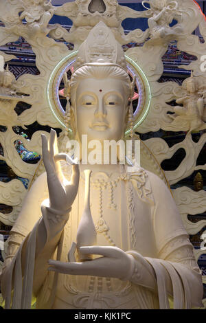 Linh Phuoc pagode bouddhiste. Golden Giant Bouddha debout. Dalat. Le Vietnam. Banque D'Images