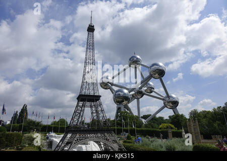 Le site d'exposition de Mini-Europe avec une miniature de la Tour Eiffel à Paris et l'Atomium de 102 mètres de haut, construit pour l'Expo '58', dans la capitale belge Bruxelles, le 26.06.2017. L'Atomium est composé de neuf sphères, chacune d'un diamètre de 18 mètres, dont six peuvent être entrées. Les sphères sont reliées par des tuyaux de 23 mètres de long et de 3,3 mètres de diamètre. Beaucoup d'entre eux contiennent des escaliers mécaniques. Il y a un total de 20 passages de connexion entre les sphères. L'ingénieur André Waterkeyn a conçu l'Atomium comme symbole de l'âge atomique et de l'utilisation pacifique de l'énergie atomique. Mini-Europe Banque D'Images