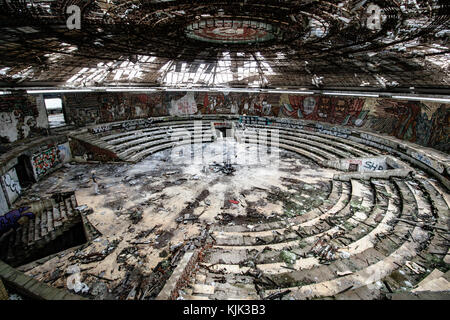 Le monument communiste de Buzludzha. Il est aujourd'hui abandonné mais toujours étonnant Banque D'Images