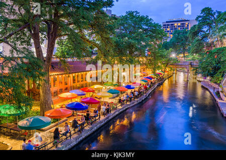 San Antonio, Texas, USA cityscape à la rivière à pied. Banque D'Images