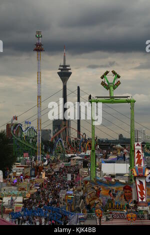 Le surpeuplement des gens fête foraine du rhin Düsseldorf Banque D'Images