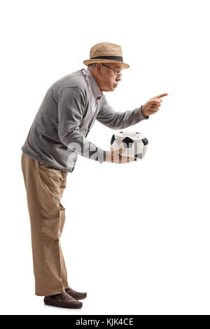 Profil de pleine longueur de balle man holding a football dégonflé et réprimandes quelqu'un d'isolé sur fond blanc Banque D'Images