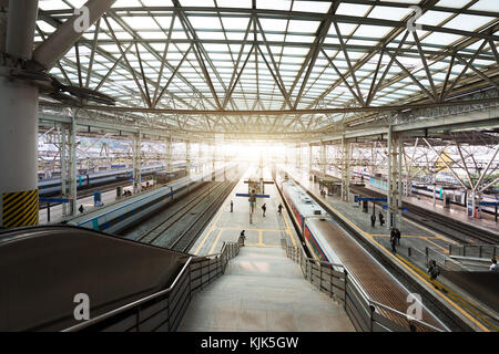 Séoul, Corée du Sud - 8 novembre, 2017 : haute-vitesse train est arrivé à la station de plate-forme à Séoul, Corée du Sud. Banque D'Images