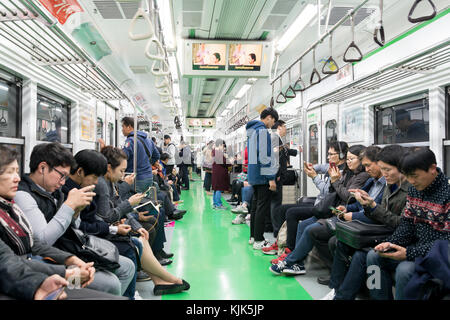 Séoul, Corée du Sud - 7 novembre, 2017:vue de l'intérieur de la région métropolitaine de métro à Séoul, l'un des plus utilisé du système de métro dans le monde à se Banque D'Images