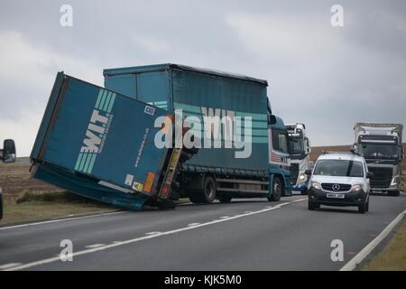 Un camion renversé par vent fort bloquait partiellement l'A628 woodhead passent près de dunford Bridge, West Yorkshire. photo : Scott Bairstow Banque D'Images