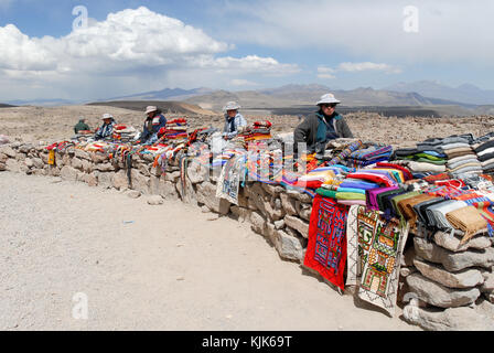 Mirador, Pérou - 12 août 2006 : les vendeurs d'artisanat local dans la vallée sacrée des incas, au Pérou. Banque D'Images