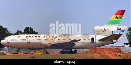 Accra, Ghana - 2 mai 2012 : un jet de la maintenant défunte Ghana Airways à l'écran près de l'aéroport international de Kotoka. Banque D'Images