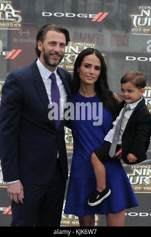 NEW YORK, NY - 22 MAI : Andres Form, Jordana Brewster assiste à la première mondiale de 'Teenage mutant Ninja Turtles : Out of the Shadows' au Madison Square Garden le 22 mai 2016 à New York City People : Andres Form, Jordana Brewster Banque D'Images