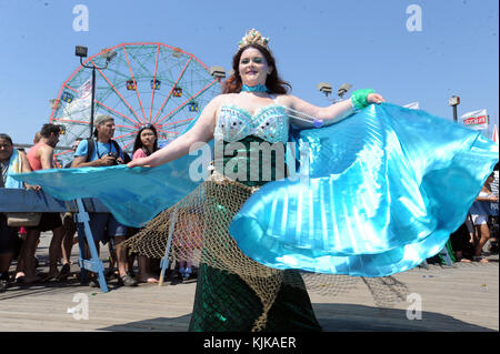 NEW YORK, NY - 18 JUIN : le mannequin Hailey Clauson et le président de la Chambre de commerce de Brooklyn Carlo Scissura défilent lors de la 34e parade annuelle des sirènes sur la promenade de Coney Island à Coney Island le 18 juin 2016 à New York City People : Atmosphere Banque D'Images