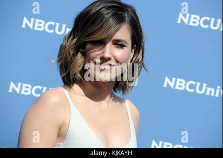 NEW YORK, NY - 16 MAI : Sophia Bush assiste au NBCUniversal 2016 le 16 mai 2016 à New York. Les gens : Sophia Bush Banque D'Images