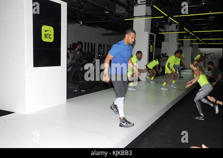 NEW YORK, NY - 16 mars : comédien Kevin Hart, Sanya Richards-Ross, et Football player Victor Cruz assister à la Nike + vivre et de course Expérience à lucarne à Clarkson Sq le 16 mars 2016 à New York City People : Victor Cruz Banque D'Images