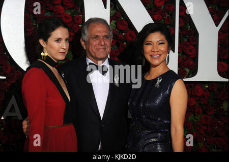 NEW YORK, NY - 12 JUIN : Leslie Moonves, Julie Chen assiste à la 70e cérémonie annuelle des Tony Awards au Beacon Theatre le 12 juin 2016 à New York. Les gens : Leslie Moonves, Julie Chen Banque D'Images