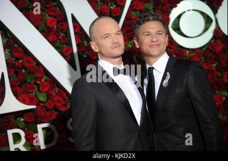 NEW YORK, NY - 12 JUIN : Neil Patrick Harris, David Burtka assiste à la 70e édition annuelle des Tony Awards au Beacon Theatre le 12 juin 2016 à New York. Personnes : Neil Patrick Harris, David Burtka Banque D'Images