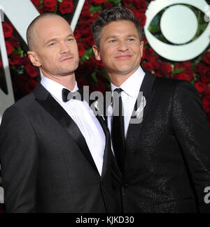 NEW YORK, NY - 12 JUIN : Neil Patrick Harris, David Burtka assiste à la 70e édition annuelle des Tony Awards au Beacon Theatre le 12 juin 2016 à New York. Personnes : Neil Patrick Harris, David Burtka Banque D'Images