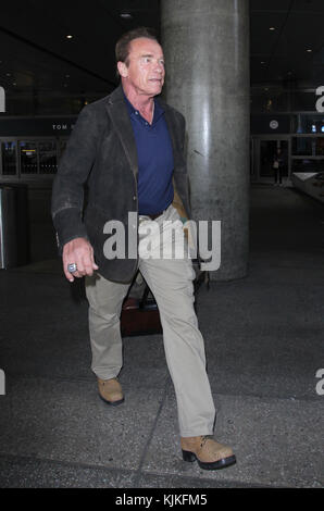 Los Angeles, CA - 02 juin : Arnold Schwarzenegger arrive à l'aéroport international de Los Angeles le 2 juin 2016 à Los Angeles, Californie. Personnes : Arnold Schwarzenegger Banque D'Images