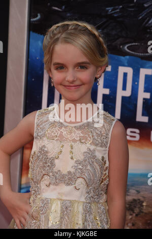 HOLLYWOOD, CA - 20 JUIN : McKenna Grace arrive pour la première du 20th Century Fox's Independence Day : Resurgence' qui s'est tenu au TCL Chinese Theatre le 20 juin 2016 à Hollywood, California People : McKenna Grace Banque D'Images