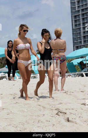 MIAMI BEACH, FL - 03 MAI : Kourtney Kardashian portant un short et un maillot de bain noir d'une pièce, aime une journée de plage avec ses enfants Mason, Penelope et Reign Disick le 3 mai 2016 à Miam Beach, Floride. Personnes: Kourtney Kardashian Banque D'Images