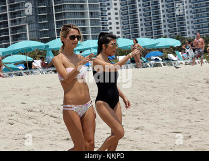 MIAMI BEACH, FL - 03 MAI : Kourtney Kardashian portant un short et un maillot de bain noir d'une pièce, aime une journée de plage avec ses enfants Mason, Penelope et Reign Disick le 3 mai 2016 à Miam Beach, Floride. Personnes: Kourtney Kardashian Banque D'Images