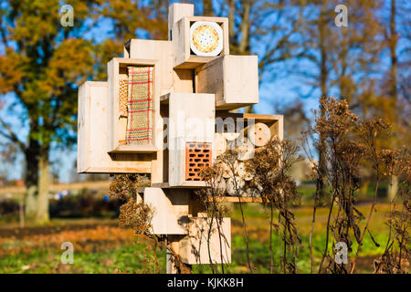 Insectes en bois faits maison sur hôtel post en attribution. Banque D'Images