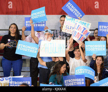 MIAMI, FL - OCTOBRE 11 : l'ancienne secrétaire d'État Hillary Clinton et l'ancienne vice-présidente Al Gore font campagne ensemble au Miami Dade College - Kendall Campus, Theodore Gibson Centre, le 11 octobre 2016 à Miami, Floride. Clinton continue de faire campagne contre son adversaire républicain Donald Trump avec moins d'un mois à parcourir avant le jour des élections People: Atmosphere Banque D'Images