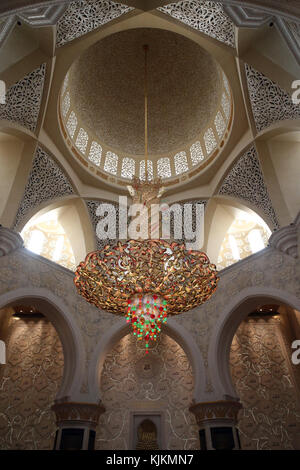 Le plus grand lustre du monde, la Mosquée Sheikh Zayed, Abu Dhabi. Le plus grand lustre orné dans le monde. Emirats Arabes Unis. Banque D'Images