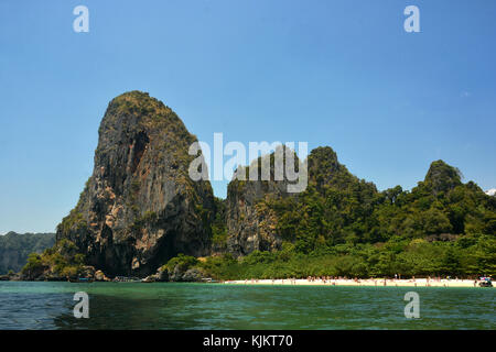 Phranang Bay falaises. La Thaïlande. Banque D'Images