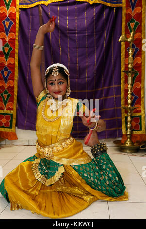 Célébration à la Sivaratri Paris temple Ganesh. Danseur traditionnel. La France. Banque D'Images