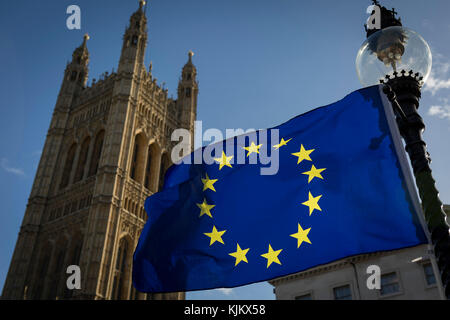 Les stars le drapeau de survoler la Tour Victoria vers les Maisons du Parlement de Westminster, siège du gouvernement et du pouvoir du Royaume-Uni au cours des négociations avec Brexit Bruxelles, le 23 novembre 2017, à Londres en Angleterre. Banque D'Images