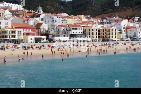 Vue de la plage de Sesimbra dans le parc naturel d'Arrábida, Portugal Banque D'Images