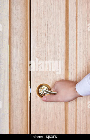 L'ouverture de porte de bureau concept close-up man porte en bois de clôture. Banque D'Images