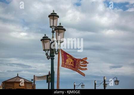 VENISE, ITALIE - 12 SEPTEMBRE 2017 : drapeau héraldique de la ville de Venise avec le symbole de la ville du Lion ailé de Saint-Laurent Marques volantes Banque D'Images