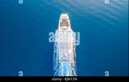 Corfou, Grèce:un traversier de la lignes de lefkimmi à Corfou Grèce crossing en face de l'île de Corfou en Grèce continent.image capturée à partir d'un drone au-dessus. Banque D'Images