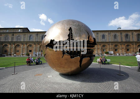 Au sein d'une sphère sphère par Arnaldo Pomodoro, 1990, dans la cour de la pomme de pin, Musée du Vatican Banque D'Images