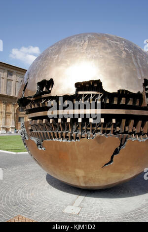 Au sein d'une sphère sphère par Arnaldo Pomodoro, 1990, dans la cour de la pomme de pin, Musée du Vatican Banque D'Images