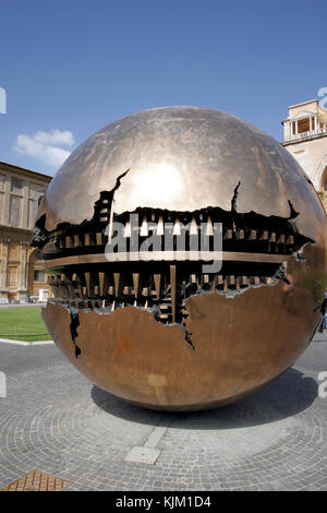 Au sein d'une sphère sphère par Arnaldo Pomodoro, 1990, dans la cour de la pomme de pin, Musée du Vatican Banque D'Images