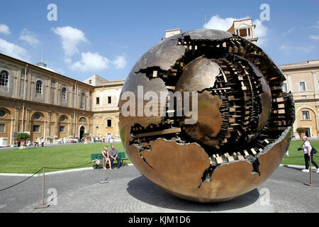 Au sein d'une sphère sphère par Arnaldo Pomodoro, 1990, dans la cour de la pomme de pin, Musée du Vatican.. Banque D'Images