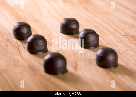 Ensemble de pralines au chocolat noir bonbon sur table en bois Banque D'Images