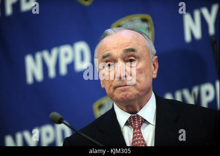 NEW YORK, NY - 23 FÉVRIER : le maire de New York Bill de Blasio et le commissaire de police William Bratton annoncent le siège de CompStat 2.0 NYPD le 23 février 2016 à New York, le peuple: William Bratton Banque D'Images