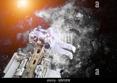 Astronaute flottant dans l'espace extra-atmosphérique. Éléments de cette image fournie par la NASA Banque D'Images