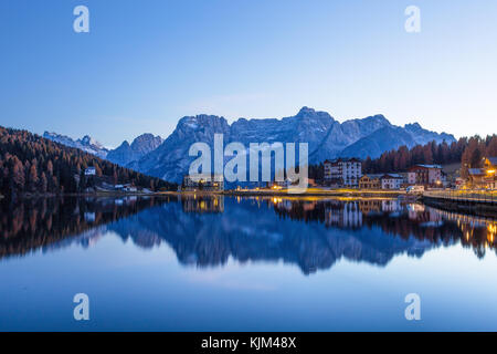 Vue sur le lac de Misurina juste après le coucher du soleil. sorapiss montagne sur l'arrière-plan. Dolomites, Italie. Banque D'Images