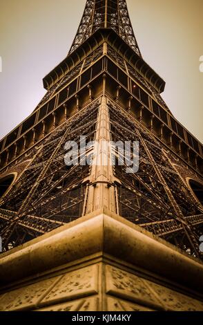 Tour Eiffel - 24/11/2012 - - Tour Eiffel - automne couleur au pied de la Tour Eiffel à Paris - Sylvain Leser / le Pictorium Banque D'Images